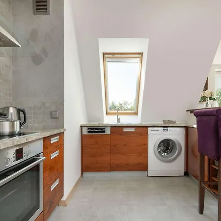 아파트 Close To The By Renters *